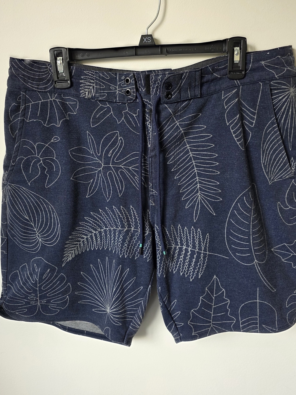 Vissla Tropical Pleasures Hybrid Boardshorts Men's L Navy Leaf Print Surf Shorts